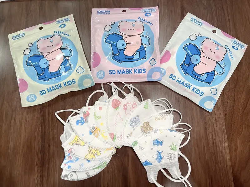 (size sơ sinh 0-2tuoi, dưới 11kg) Thùng 100 cái khẩu trang 5D cho bé 0-2 tuổi, nên dùng cho các bé từ sơ sinh đến 12 kí, khẩu trang Hồng Quân mix họa tiết đáng yêu 1