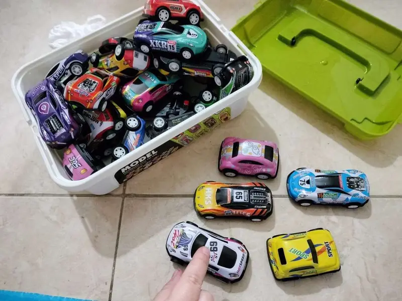 8 xe cót các loại- xe quân sự, xe môi trường, xe sân bay- Dòng xe nhỏ, vỏ kim loại, đủ các màu sắc dành cho bé yêu 1