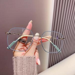 แว่นตาทรงสี่เหลี่ยมโลหะ น้ำหนักเบาพิเศษ สำหรับผู้ชายและผู้หญิง เลนส์กระจกแบน กรอบเล็ก กรอบรูปหลายเหลี่ยม อินเทรนด์ เหมาะสำหรับสายตาสั้น