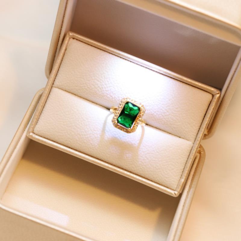 Product Introduction of Green Necklace for Women, Emerald Green Earrings, Niche High-End Design Clavicle Chain, Versatile Jewelry 3-Piece Set 5