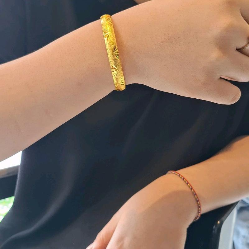 Có Video Thật 01 Chiếc Vòng Tay Titan Nữ Chạm Khắc Đeo Không Phai Màu Không Kỵ Nước Mưa Mồ Hôi - Đeo Sáng Vĩnh Viễn Bản Dày 4,5 Ly Lokalo 26.9.2024 Phụ Kiện Len Kiềng Ximen