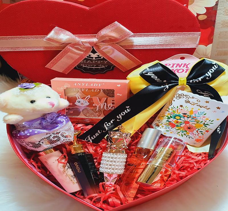 Bộ quà tặng  sinh nhật bạn gái ( Combo gồm: 4 cây sonSon, 1 chainước hoa, một bảng phấn mắt, gấu bông, kẹp tóc, thiệp, hộp quà, túi quà) , quà tặng người yêu sang trọng, xinh xắn