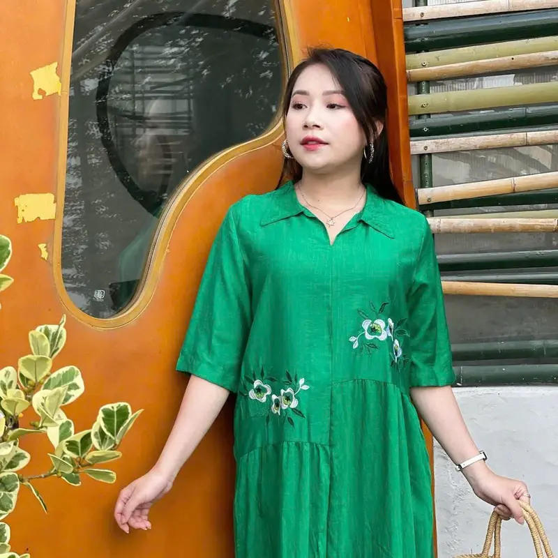 Mã BH40 – Đầm Bách Hoa trung niên, cổ sơ mi không chân xẻ V, tay ngắn, dáng xòe lệch tầng, thêu hoa 5D,  che khuyết điểm tốt 3
