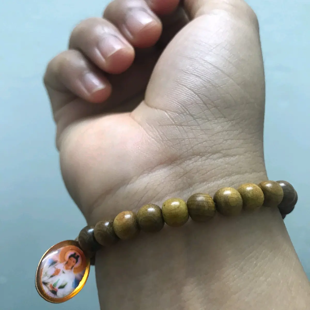 Vòng tay phong thủy  mặt dây chuyền hình quan thế âm và đức phật, tặng kèm hộp bảo quản vòng.