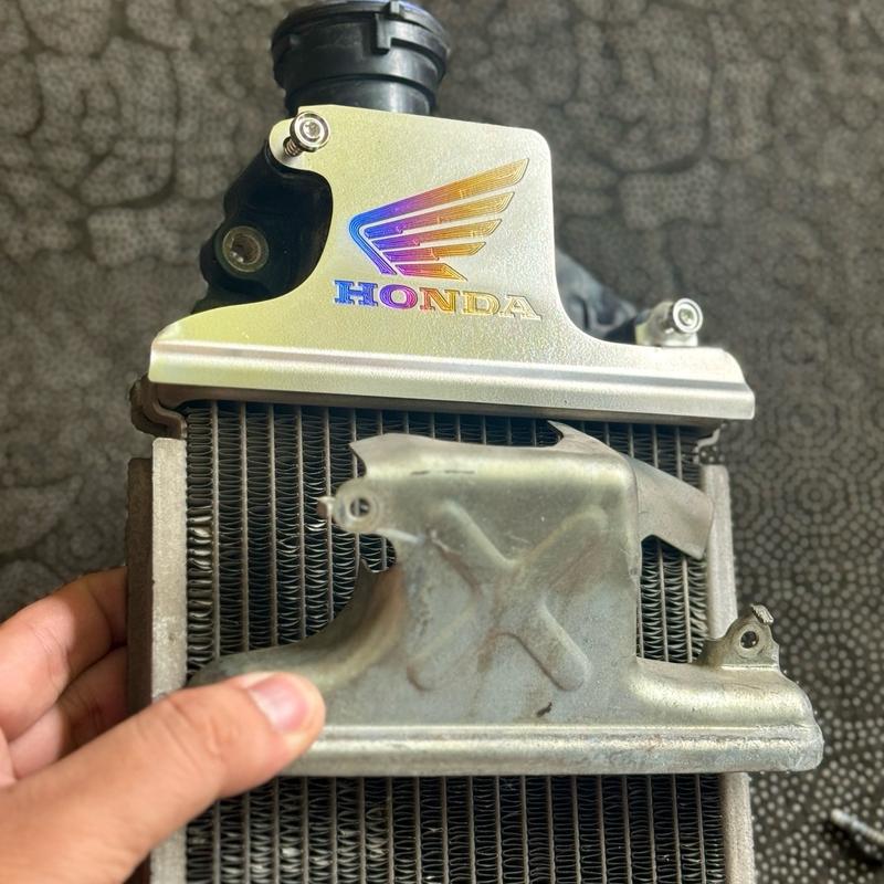 Nắp che két nước Titan Vario Logo Honda CNC ( Tặng Kèm 2 ốc Salaya ) Tay Ga Honda 2Val