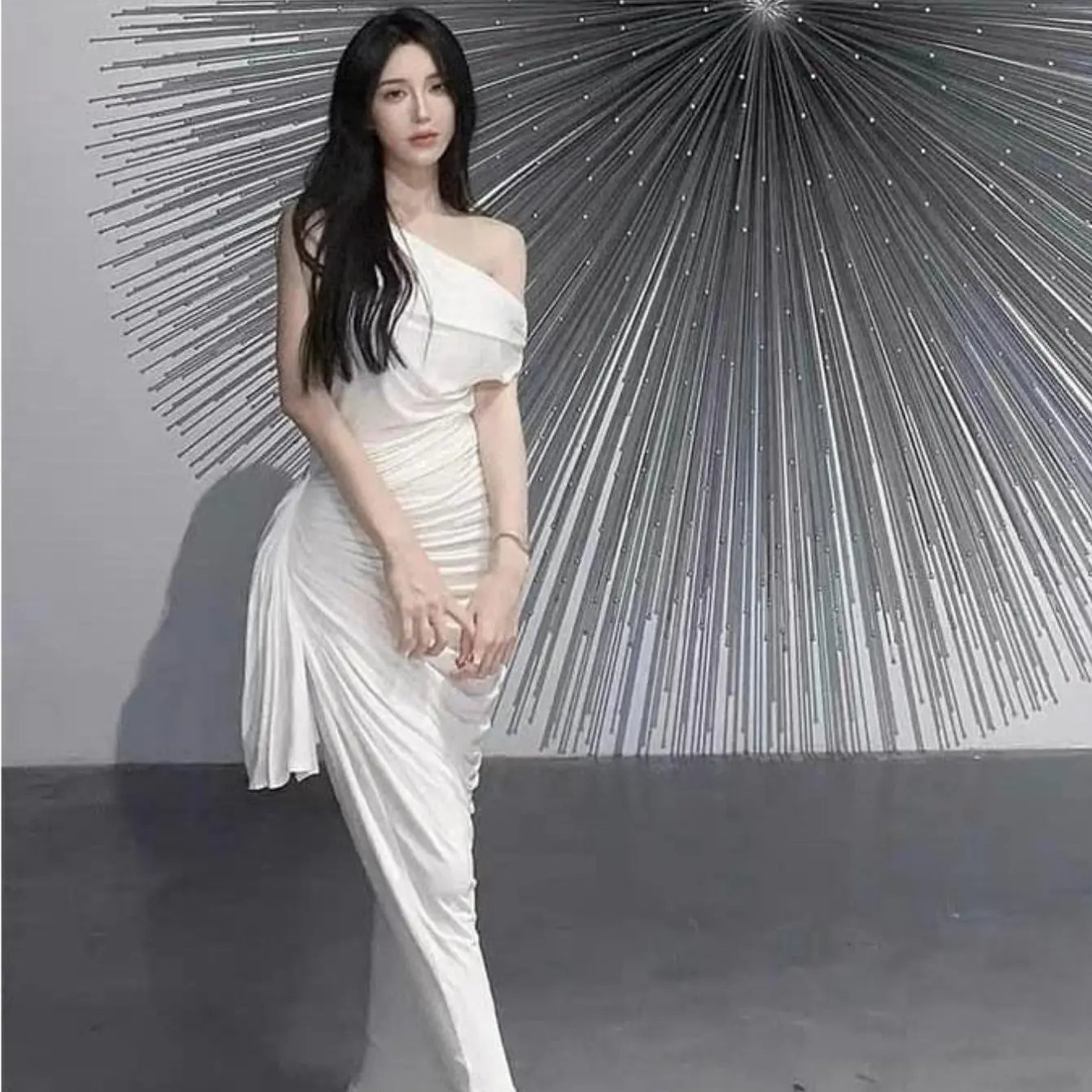 Váy lệch vai xếp ly vạt trắng Eclipse Clothing