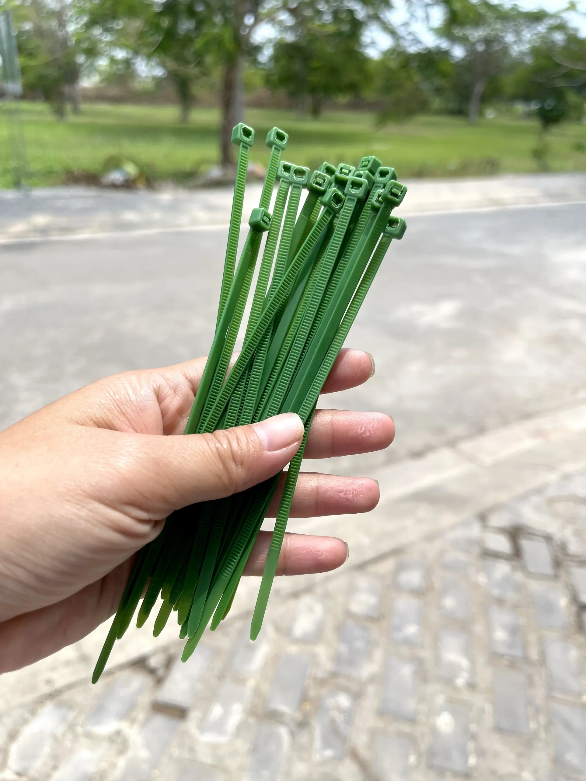 Dây rút nhựa ABS màu xanh lá 10cm-15cm-20cm, dùng buộc chặt bao bì và cột siết, gói 50 sợi