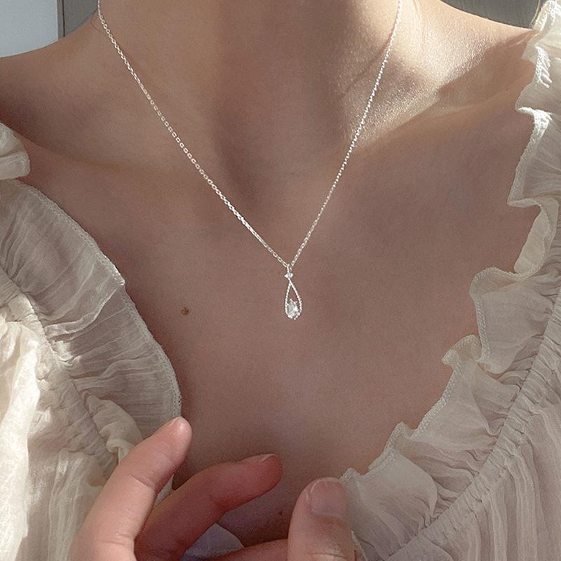 Product Introduction of Vòng Cổ Mặt Dây Chuyền Giọt Nước Zircon, Phong Cách Cổ Điển Sáng Bóng, Dành Cho Nữ, Thiết Kế Tối Giản, Dây Chuyền Xương Đòn Hình Giọt Nước, Kiểu Choker, Thích Hợp Cho Tiệc Cưới, Đồ Trang Sức 2