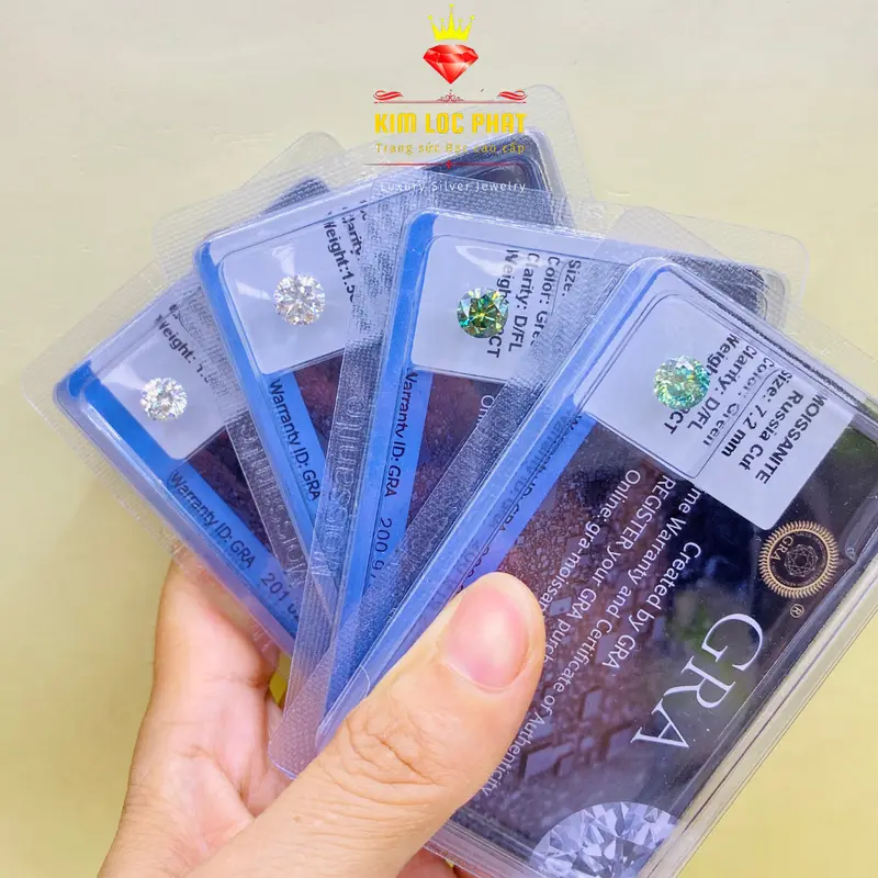 Nhẫn Bạc Nữ Kiểu 5 Hột Chủ 7li5, Tấm 4li Bạc Xi Bạch Kim, Xi Zàng Trắng, Đá CZ Thụy Sỹ và Moissanite Chủ 7li5 dành cho Phụ Nữ rất Thanh Lịch và Đeo Hàng Ngày Luôn Sáng Đẹp 5