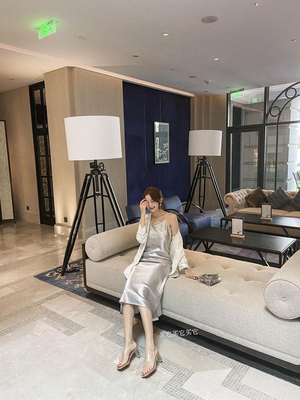 Product Introduction of Dép Cao Gót, Trong Suốt, Dành Cho Nữ, Có Thể Đeo Ngoài Trời, Hàng Mới Về 2024, Thiết Kế Dễ Phối Đồ Gót Pha Lê, Phong Cách Gợi Cảm Và Thanh Lịch, Gót Trung Bình Gót Chunky 10