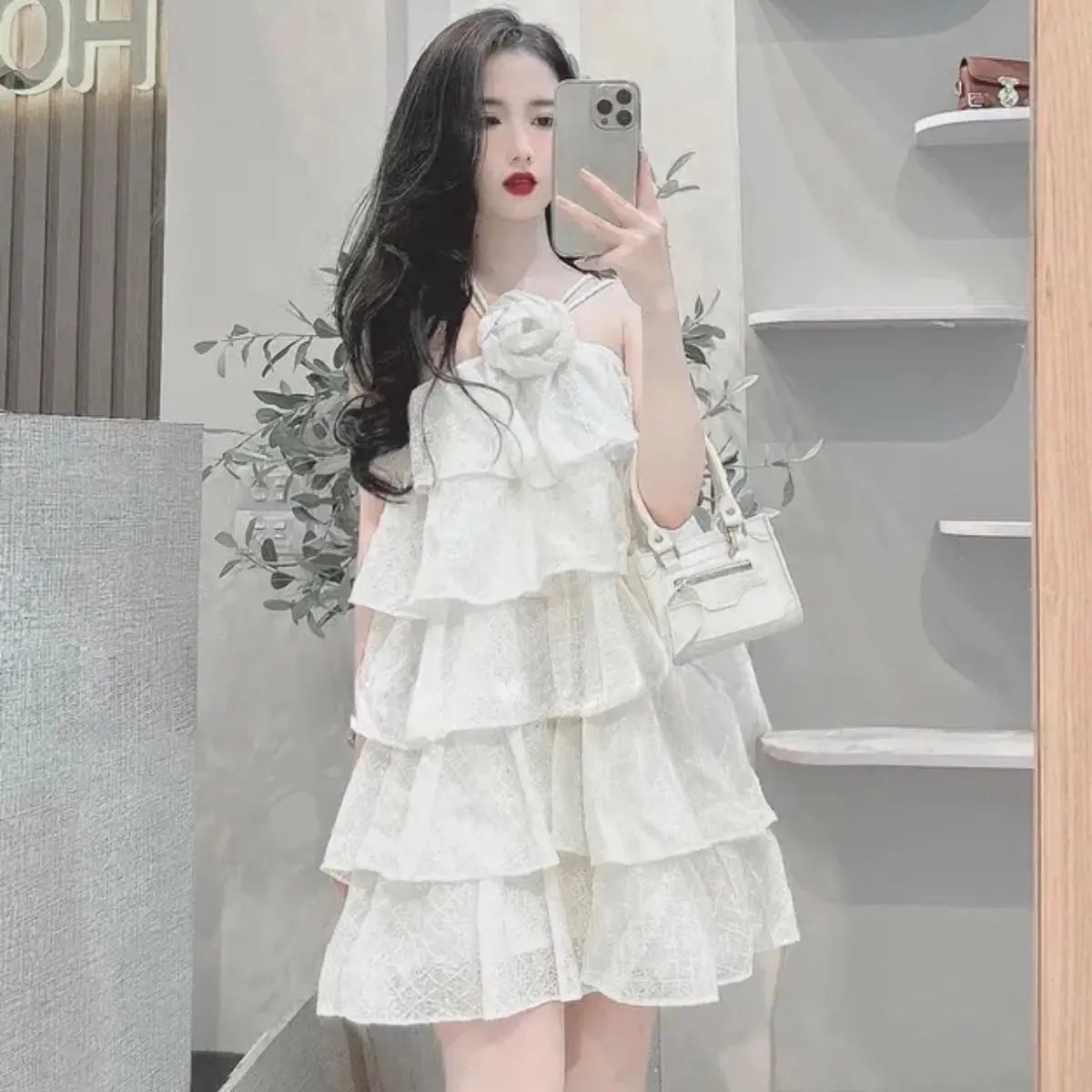 Váy nhiều tầng có hoa trước ngực