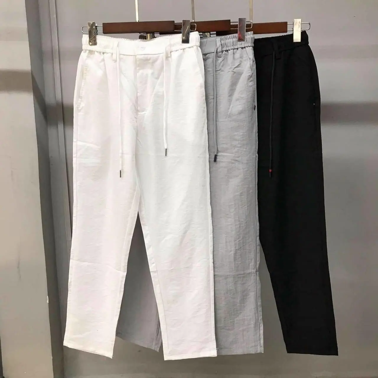 quần đũi dài vân xước cạp đồng thời khoá, chun và dây rút Menswear Pants Nhung Trắng quanaunam  đẹp