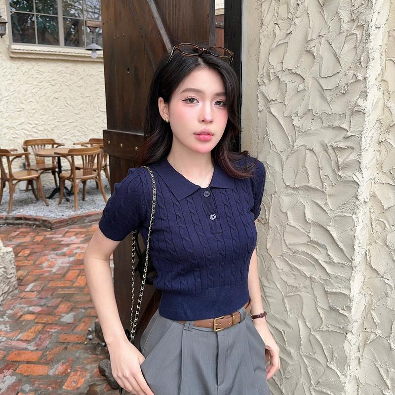 DELIZ - Áo len lông thỏ mịn dáng croptop cổ polo cộc tay thêu họa tiết vặn thừng - PL14