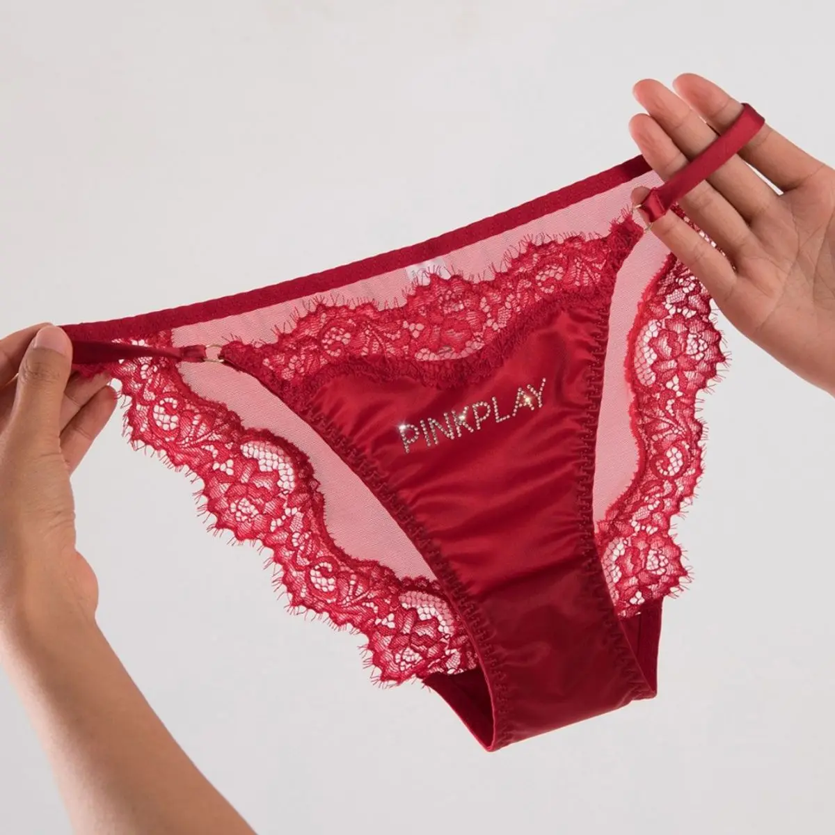 QUẦN LÓT NỮ VẢI LỤA SATIN KẾT HỢP VẢI LƯỚI XUYÊN THẤU, VIỀN REN SEXY, CÁ TÍNH PHONG CÁCH HIỆN ĐẠI Thun Women Đỏ Tua Rua