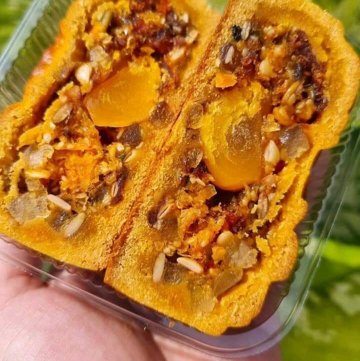 Hoa Nắng Homemade- Bánh trung thu thập cẩm gà quay healthy 2 trứng muối 220g Lượng đường thấp 3