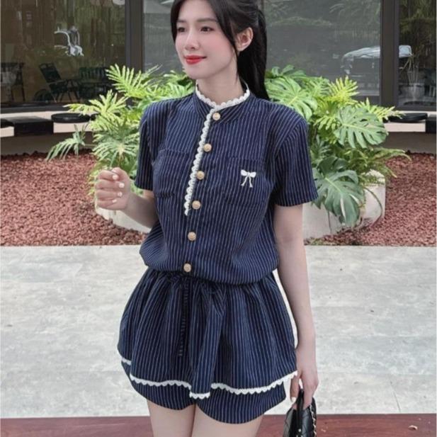 Set Jumpsuit Cộc Tay Cổ Tàu Đính Viền Ren Hình Thêu Nơ Quần Liên Phong Cách Châu Âu