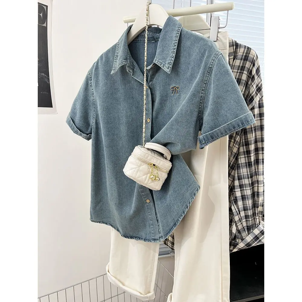 Áo Sơ Mi Denim Tay Ngắn Thêu, Màu Xanh Dương, Dành Cho Nữ, Phong Cách Cổ Điển Hàn Quốc, Cổ Polo, Dáng Rộng Vừa Vặn, Áo Cánh Thanh Lịch, Thích Hợp Cho Mùa Hè 2025