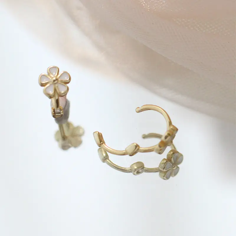 【Sktlz Barang akan dikirim dalam 24 jam】Anting-anting Bunga Daisy Retro Perak S925 Anting-anting Lingkaran Sederhana Desain Ceruk Gesper Telinga 8