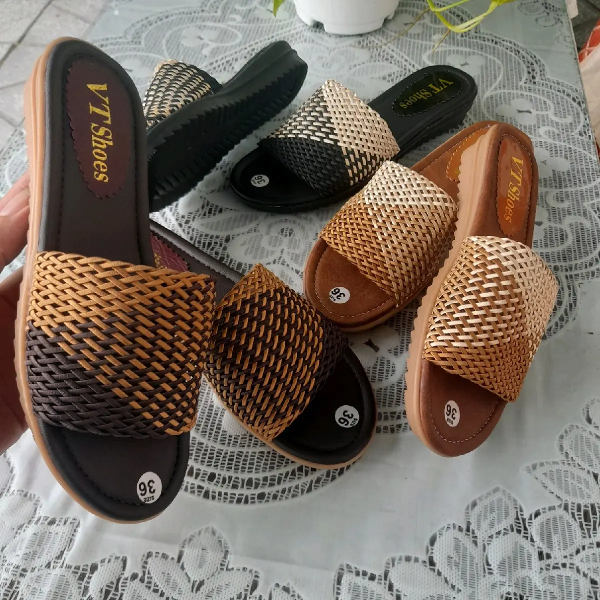 Dép lưới Nữ. Dép lưới Nữ trung tuổi làm từ sợi carton tổng hợp mang êm,thoáng chân. Mã số LB123