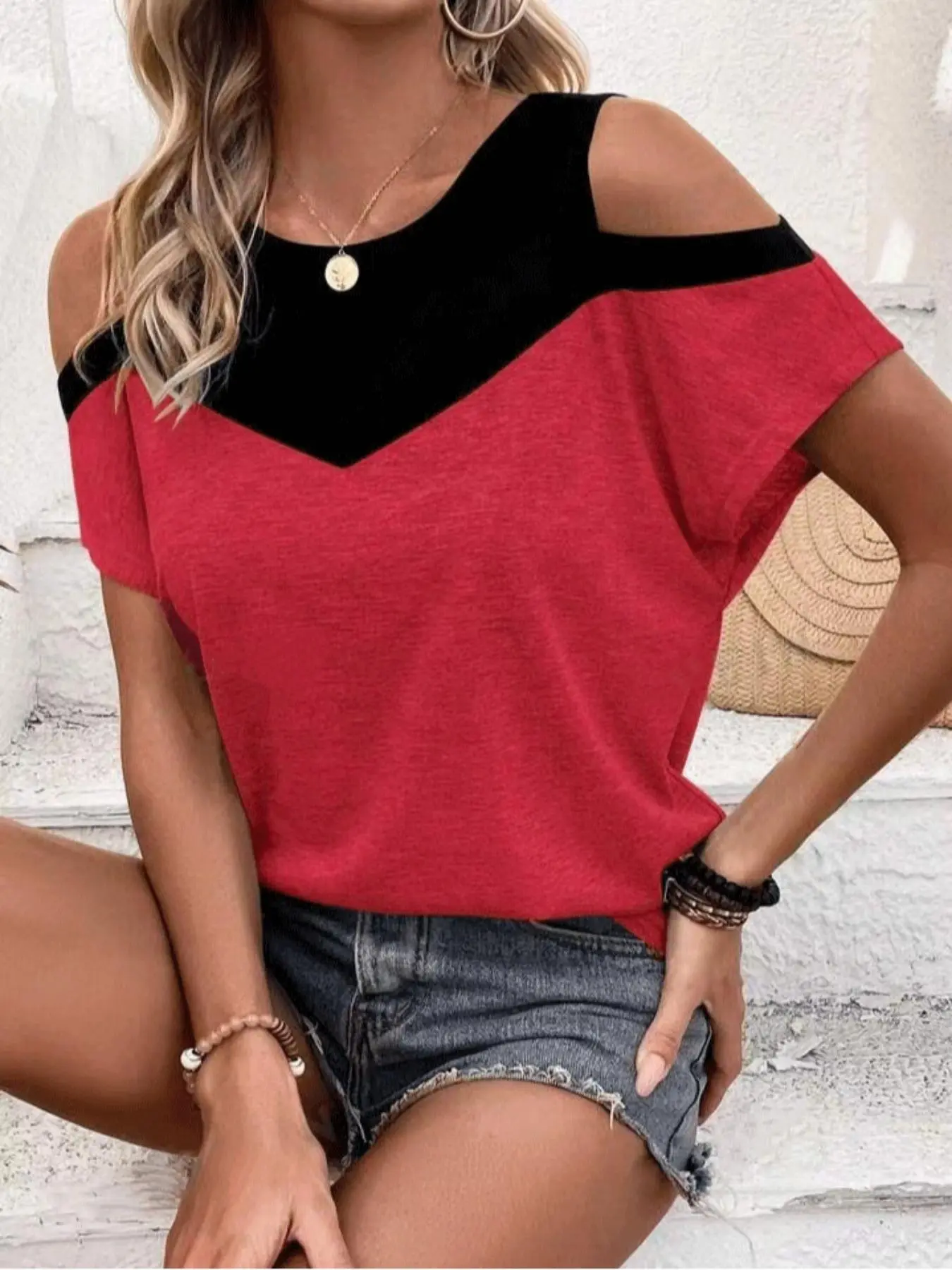 Women's Colorblock Cold Shoulder Tee, Casual Short Sleeve Cut Out T-Shirt for Summer, Ladies Clothes for Daily Wear