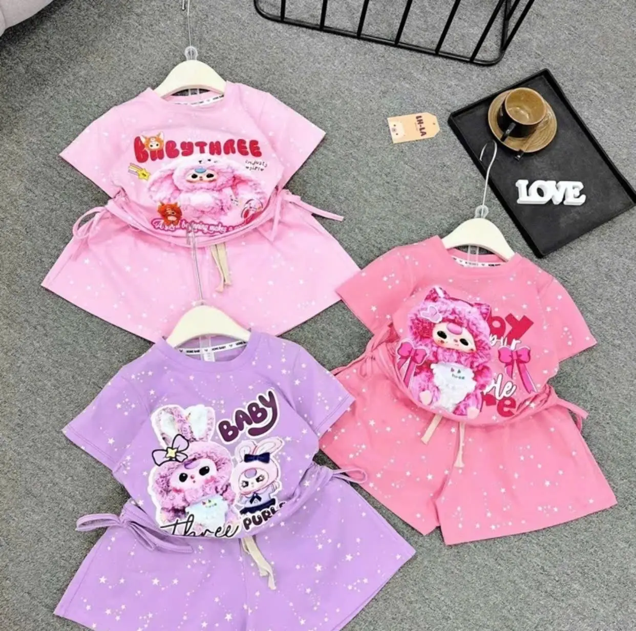 Set  bộ  Cổ Tim Bé Gái 8-27kg – Thiết Kế In Hình BABY THEE cách điệu chấm sao ,có dây chít eo, Dễ Thương, Chất Vải SU co giãn Mềm Mát, Thoáng Khí, Đường May Tỉ Mỉ,