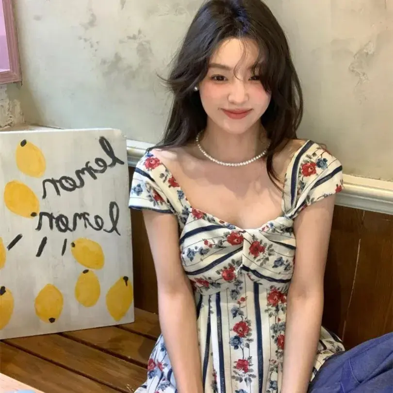 2025 new women's French vintage design niche floral shirt square neck sleeve less vest tops marinette  tank  top  shirt