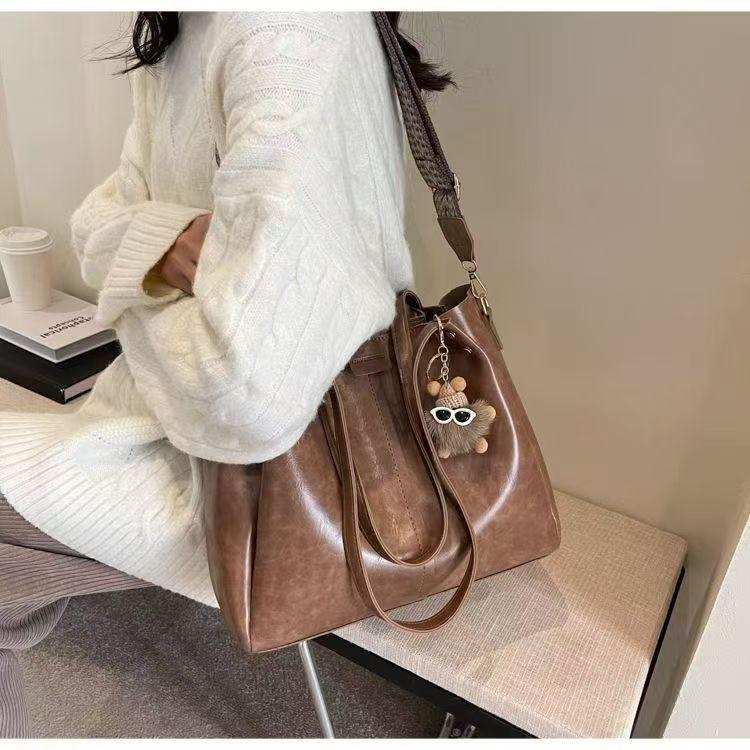 Product Introduction of Túi Tote Sức Chứa Lớn, Thời Trang Thu Đông Nữ, Phong Cách Cổ Điển Túi Đeo Vai, Dây Rộng, Túi Đeo Chéo, Thích Hợp Cho Sinh Viên Đại Học Và Người Đi Làm, Lý Tưởng Cho Các Dịp Đi Lại, Năm 2025 11
