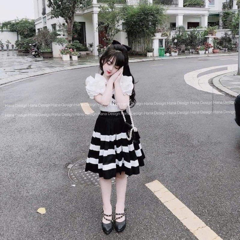Mã S1: 20kg - 50kg Set áo thun cotton phối bèo và chân váy cotton lạnh phối sọc trắng đen cho bé gái