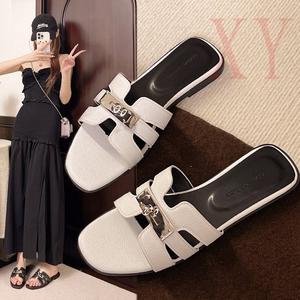 รองเท้าแตะส้นแบน ไซส์เล็ก สไตล์ฝรั่งเศส สีเงิน สำหรับผู้หญิง ใส่หน้าร้อน มาใหม่ มีสายรัด เปิดนิ้วเท้า เหมาะสำหรับใส่กลางแจ้ง แฟชั่นในช่วงวันหยุด