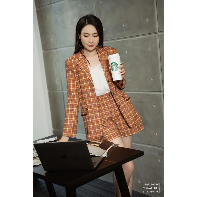 Áo blazer kẻ nữ tay dài dáng suông Eva de Eva 23ABLE025K 3