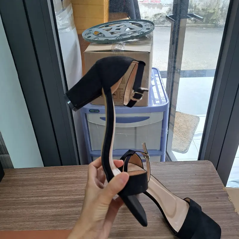 (có sẵn)Giày sandal cao gót big size nữ 40 41 42 43 quai ngang thời trang màu đen gót vuông mũi vuông cao 7 phân DéP Shoes 1