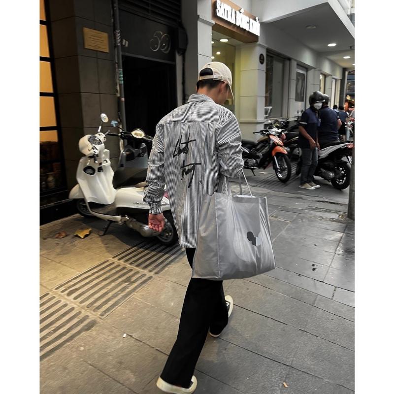 Product Introduction of Mùhè phong cách mới ÁSơ Mi Nam Nữ UNISEX Oxford Sọc Xám Đen HọTiết Chữ Chuôt Trắng Chất Liệu Lanh UMI Mềm Thoáng Mát Form ÁDày Dặn Menswear Kem Shirt Có Cổ Áo 33