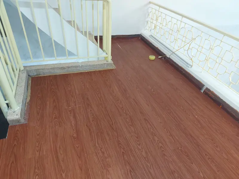 1 tấm sàn nhựa giả gỗ - có sẵn keo- tự bóc dán 3