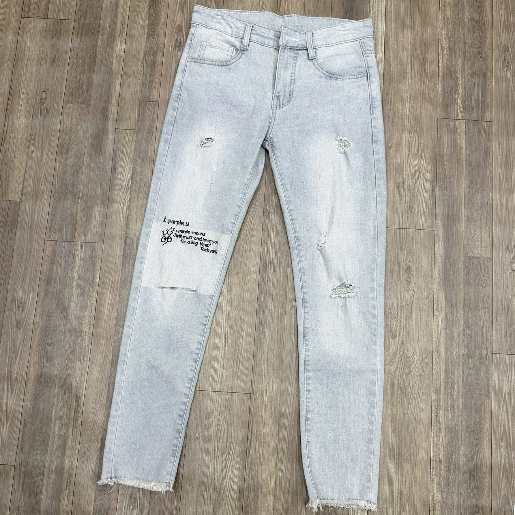 Quần Jean Nam Dài Màu Bạc Thêu Chữ Rách Gối Thời Trang Chất Vải Mềm Co Dãn Menswear Pants