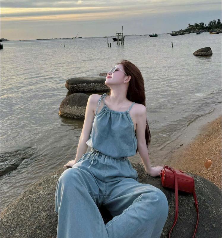 Bộ jumpsuit dài rút dây cổ yếm chất jean sang trọng thích hợp cho bạn gái diện đi chơi 3