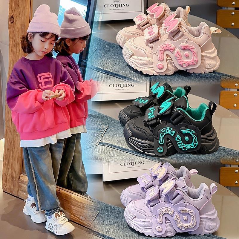 GIÀY THỂ THAO Size26-36 ( ƯU ĐÃI ) ĐẾ LOẠI 1 Form năng động, dễ thuơng phối 4 Màu: tím, hồng, đen, kem kèm ticker đáng yêu, khoá dán tiện lợi, đế cao su chống ma sát, êm chân, lớp lót lưới thoáng khí, mềm mại 2567