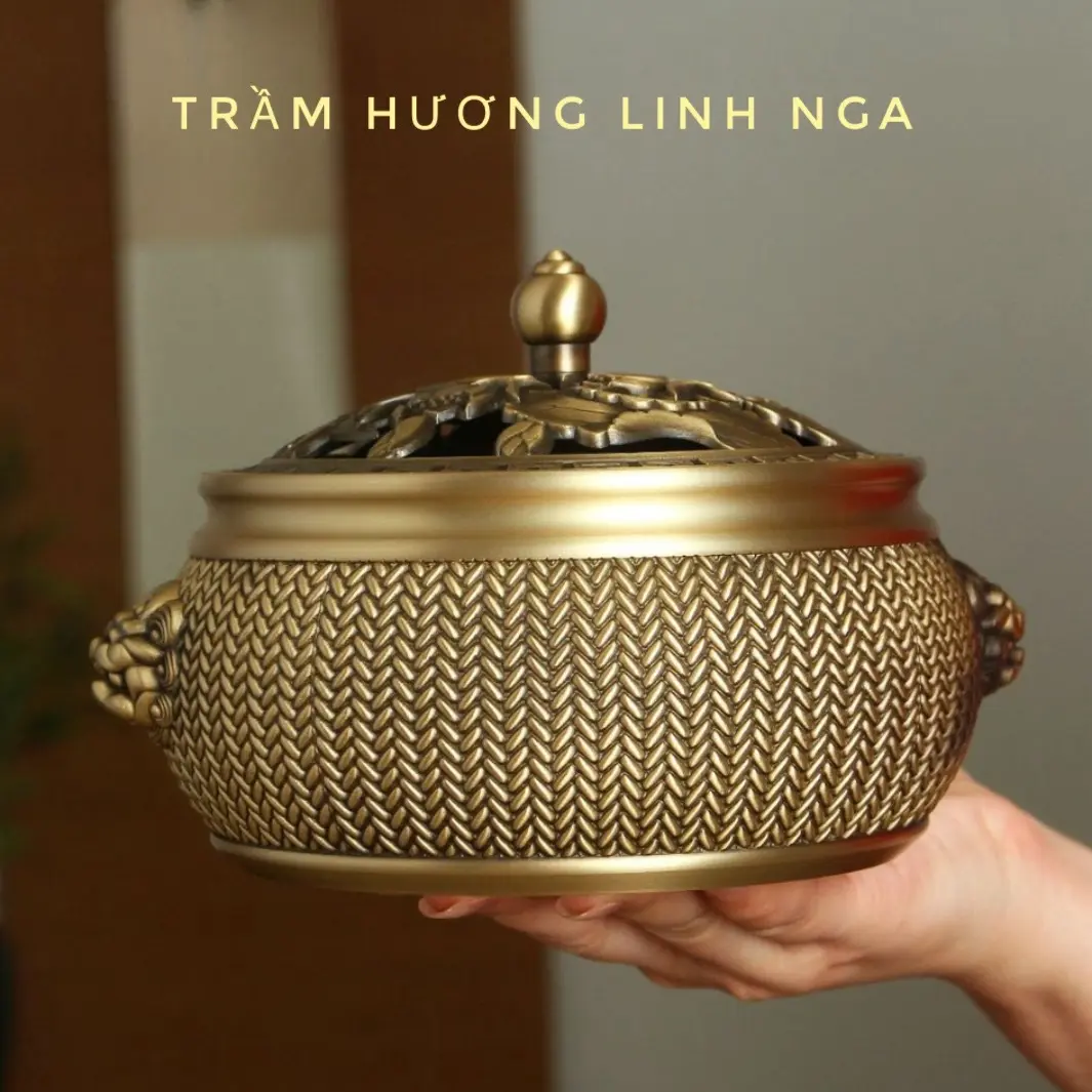Lư xông trầm bằng đồng chuẩn size to nặng 450g hoa văn trạm khắc tinh tế sắc nét, dùng để xông trầm … hoặc bày decor trong không gian rất sang trọng. Chất liệu đồng dầy dặn bền đẹp( Quà tri ân: Miếng trầm bỏ ví Bình An) Dầu Thơm Phòng Nước Hoa Phòng Khách