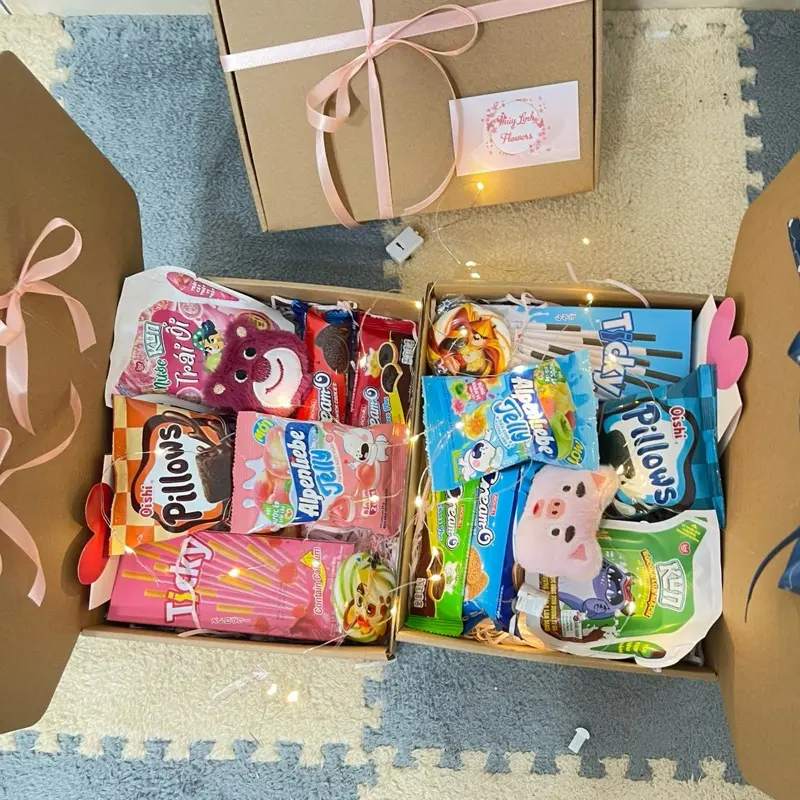 Box bánh kẹo kèm mặt gấu tặng nam và nữ vào các dịp sinh nhật lễ tết , ngày kỷ niệm  shop có tặng kèm đèn và thiệp , hộp size 25x25 7