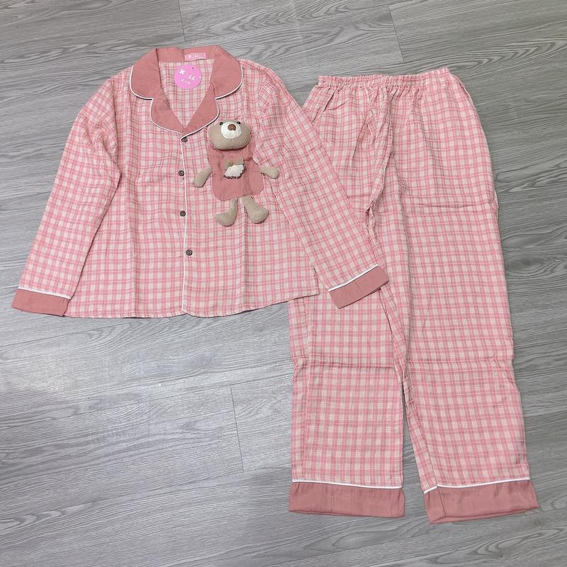 Bộ đồ ngủ mặc nhà Hh của nữ Áo dài tay cổ pizama bản to trơn 1 màu  phối viền chỉ trắng bên trái ngực có túi áo gắn con Gấu 3d nổi quần dài hoạ tiết kẻ caro nhỏ chất liệu đũi mềm êm mát thấm hút mồ hôi 0
