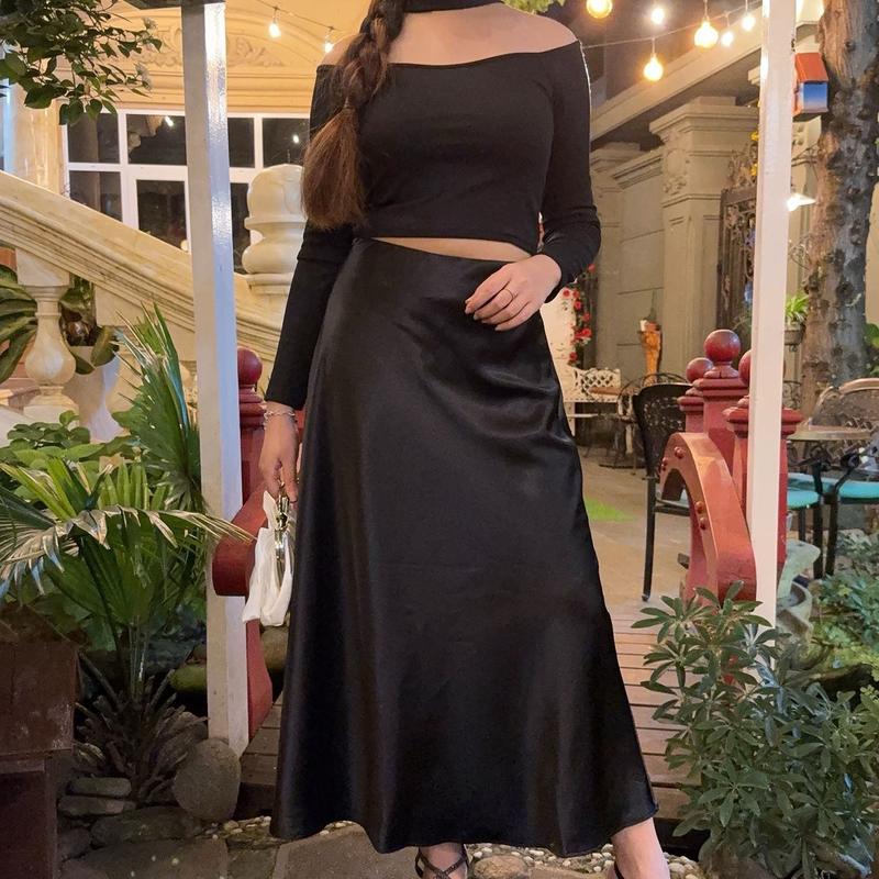  chân váy lụa dáng chữ A  A   dài 85cm  chất vải lụa vân gỗ dày dặn mềm mại rũ không lộ ,có bigsize  váy 1 lớp   