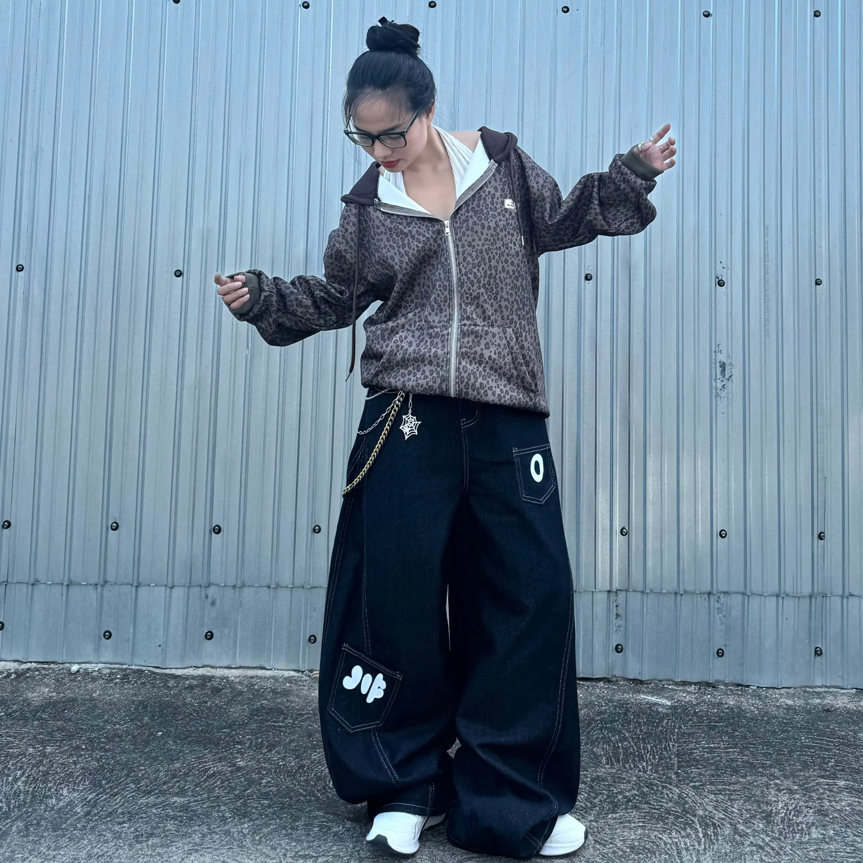 Quần Jeans Ống Rộng Unisex Ký Hiệu Màu Xanh Đen Dày Dặn Cao Cấp Phong Cách Đường Phố Streetstyle - Hình Thật
