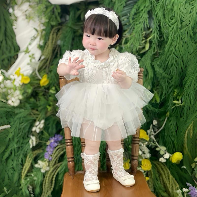 ĐỘC QUYỀN Bodysuit Công Chúa Set 3 Món Body Ren Trắng 4 Tầng Bồng Bềnh Chất Ren Hoa Lót Lụa Phối Turban 3 Hoa Và Tất Ren Cao Cổ Cho Bé 3-11kg