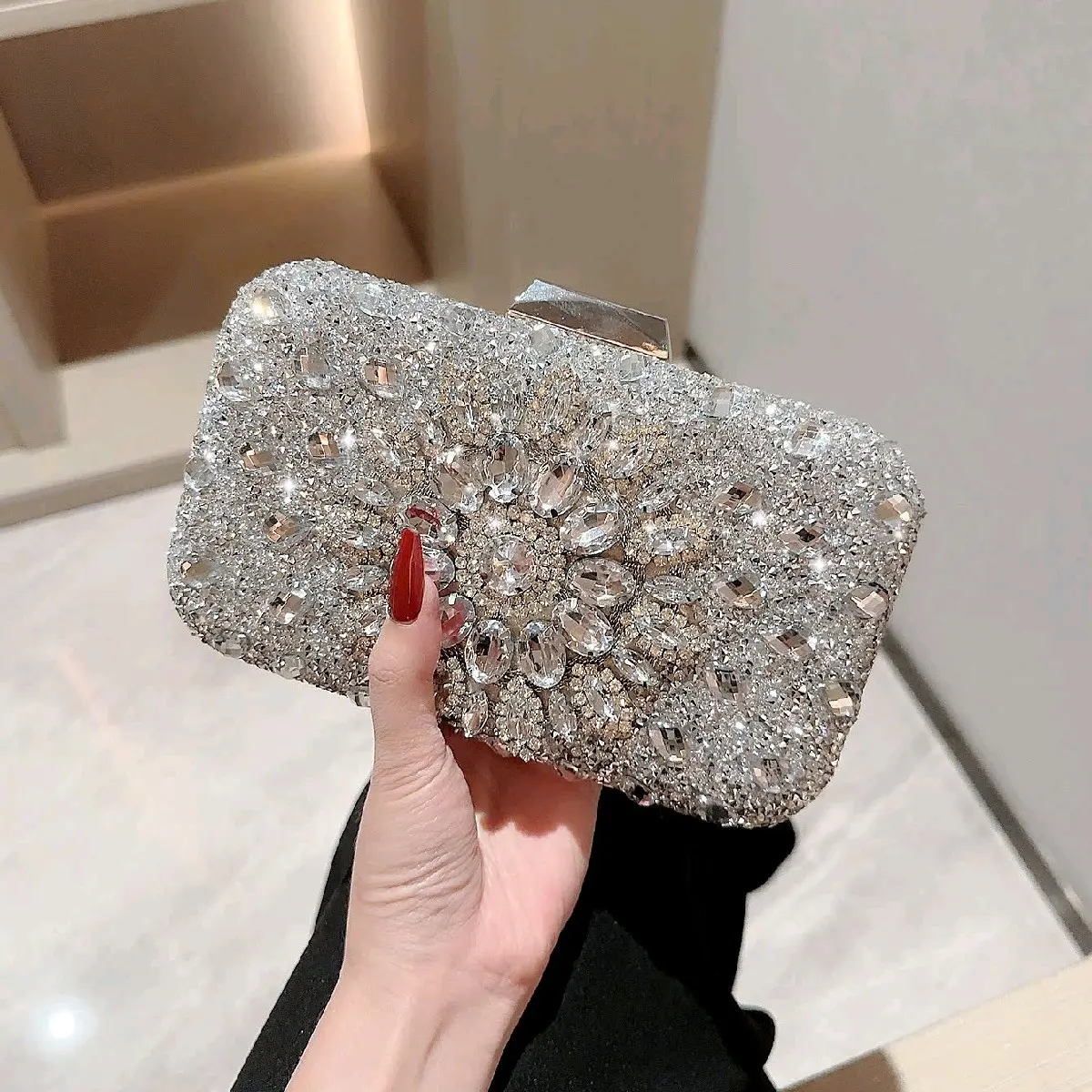 Túi Xách Nữ Đeo Chéo Clutch Cầm Tay Cốp Đi Tiệc Kim Tuyến Đính Đá Ngũ Sắc Màu Vàng Kèm Dây Xích Size 20 HÀNG CHUẨN QC Nhung Women Kem Đinh Đồng