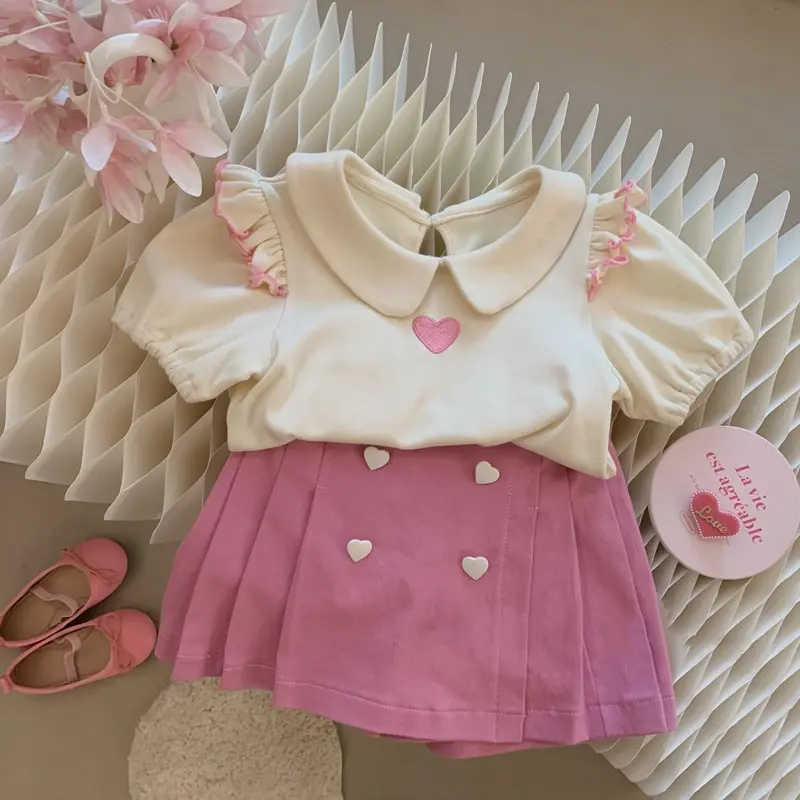Trang Phục Mùa Hè Cho Bé Gái, Phong Cách Mới, Thêu Trái Tim, Áo Sơ Mi Cơ Sở Tay Phồng, Váy Ngắn Xếp Ly Bộ Hai Mảnh, Hợp Xu hướng
