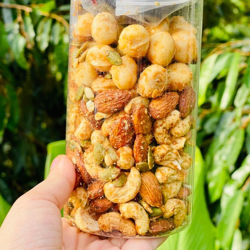  Granola Siêu Hạt Không Yến Mạch Không Ó.c Ch.ó hũ 500gr   Sấy giòn cùng cơm dừa tạo độ ngọt tự nhiên cùng mật ong hoà quyện phù hợp ăn vặt ăn sáng mix cùng sữa chua....  