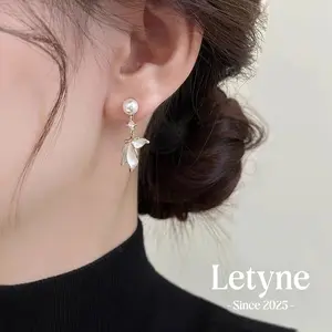 [Letyne] Anting Anting untuk Kencan dengan Desain Ekor Ikan dan Tassel Kecil Permata Palsu A298