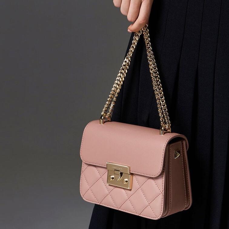 Túi Xách Nữ Quilted Push-Lock Trám size 18 dây xích mạ vàng đeo chéo