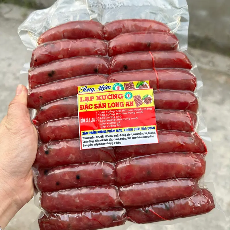 1 KG lạp xưởng nạc HEO truyền thống ( Nhà TONY MÓM) tuơi sấy dẻo . Trong bịch có xíu nước là nước ướp gia vị 8
