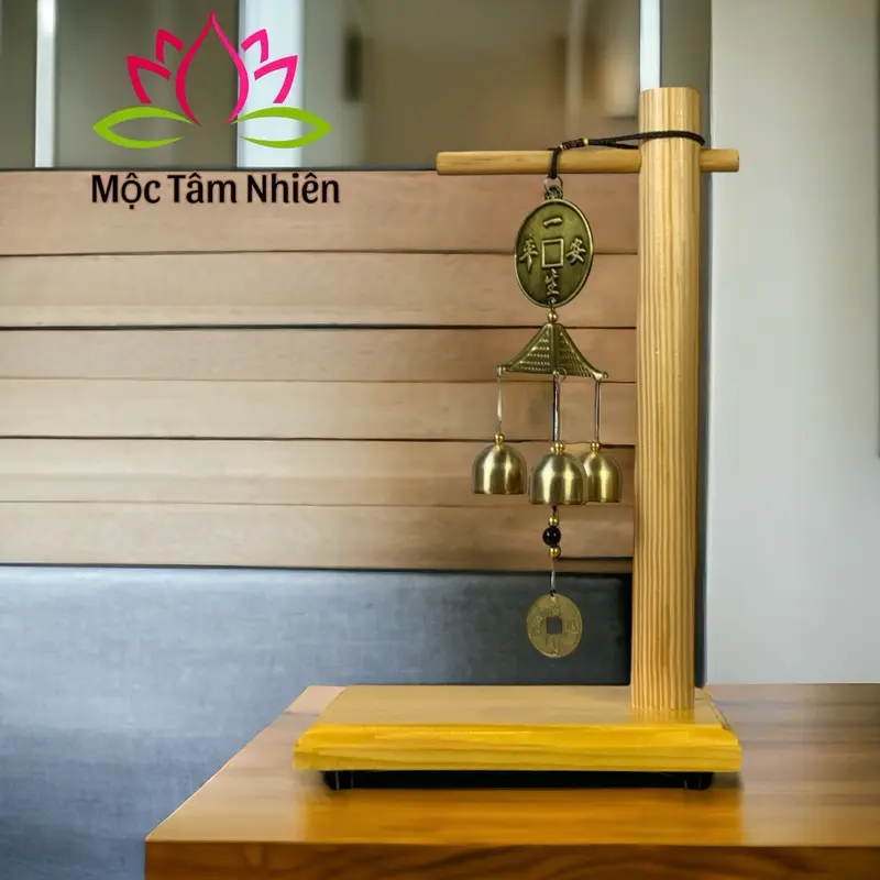 Bộ Kệ Gỗ Cheo Chuông Gió Bình An Kết Hợp Vs Tượng Ý Nghĩa Mang Sự Bình An May Mắn . Kích thước 32x20x15cm Decor Decor Phòng 0
