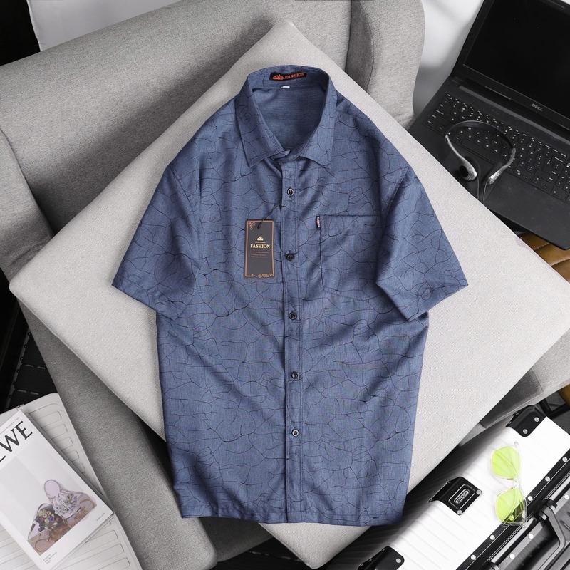 Áo sơ mi trung niên ngắn tay có túi vạt ngang xẻ tà chất liệu Xô đủi nhập trung hoa tiết in sấm sét miềm mịn thoáng mát Menswea